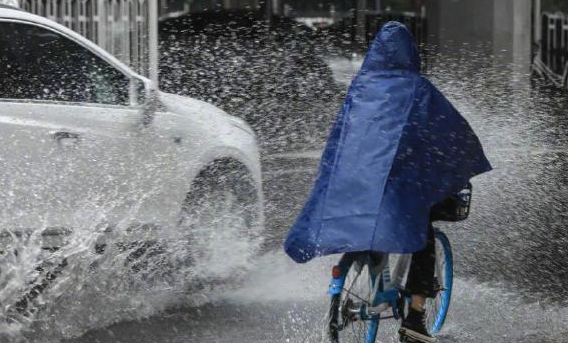 雷雨天这些“陷阱”要避开 紧急情况选择低洼地区蹲下降低雷击风险