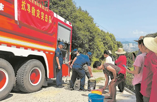 湖北超过100万人参与抗旱 助力农民保产保收湖北超过100万人参与抗旱